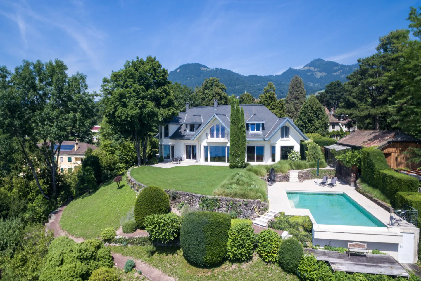 Luxurious house with lake view - Photo 1 of 22