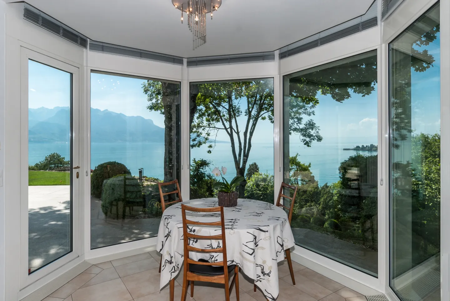 Luxurious house with lake view - Photo 6 of 22