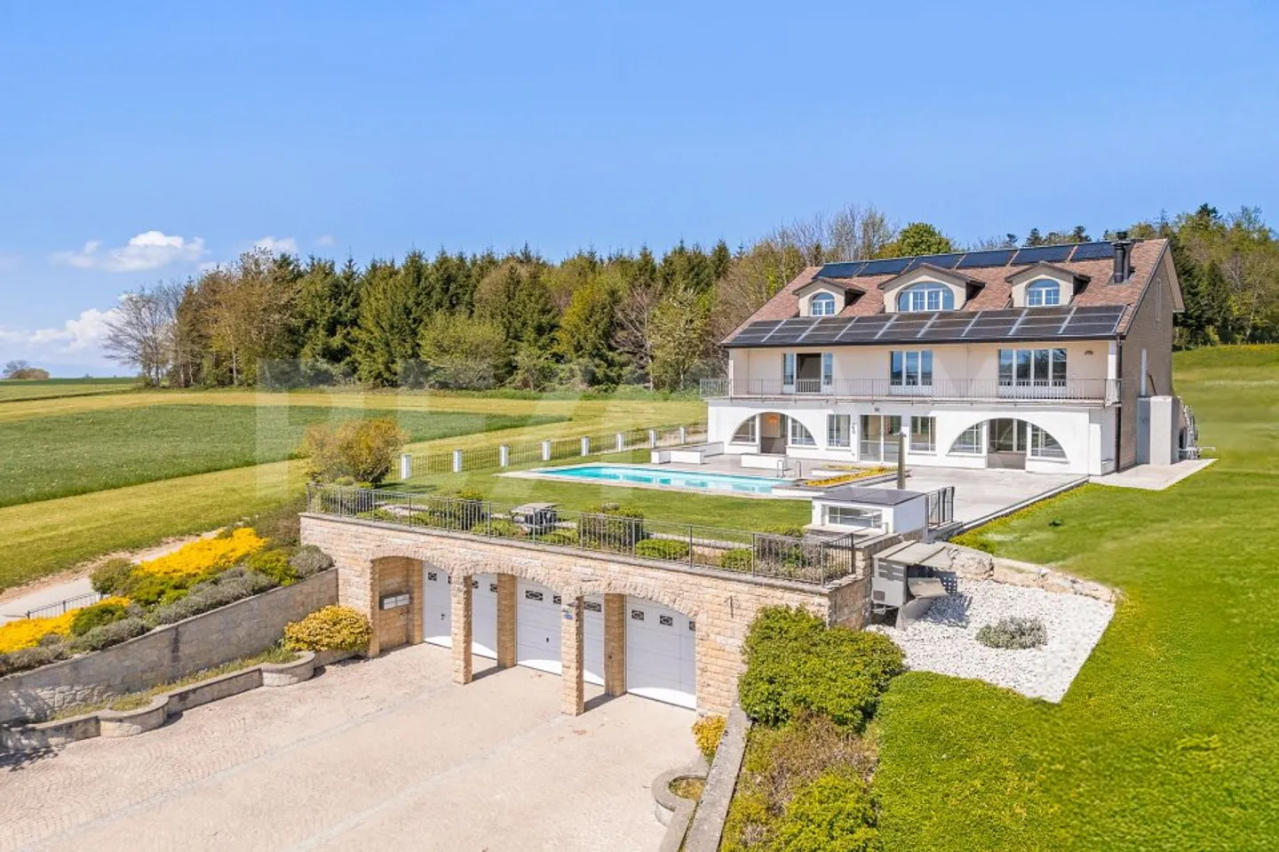 Luxury in the countryside: character house with 13 rooms - Photo 2 of 13