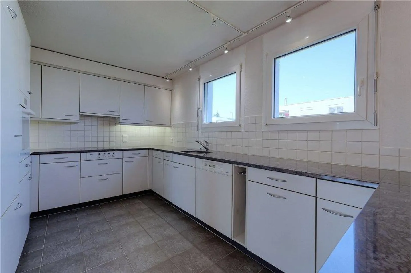 Exklusive, sonnige 4½ (5½)-Zimmer Attika-Maisonettewohnung mit grosser Terrasse - Foto 10 von 13