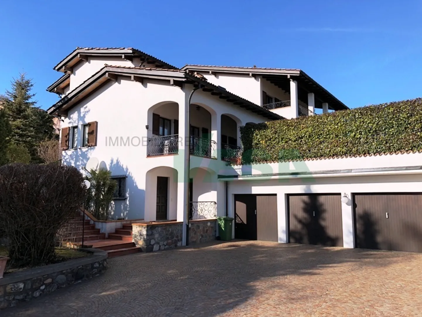 Elegante und geräumige Villa im mediterranen Stil mit großem Grundstück - Foto 1 von 9