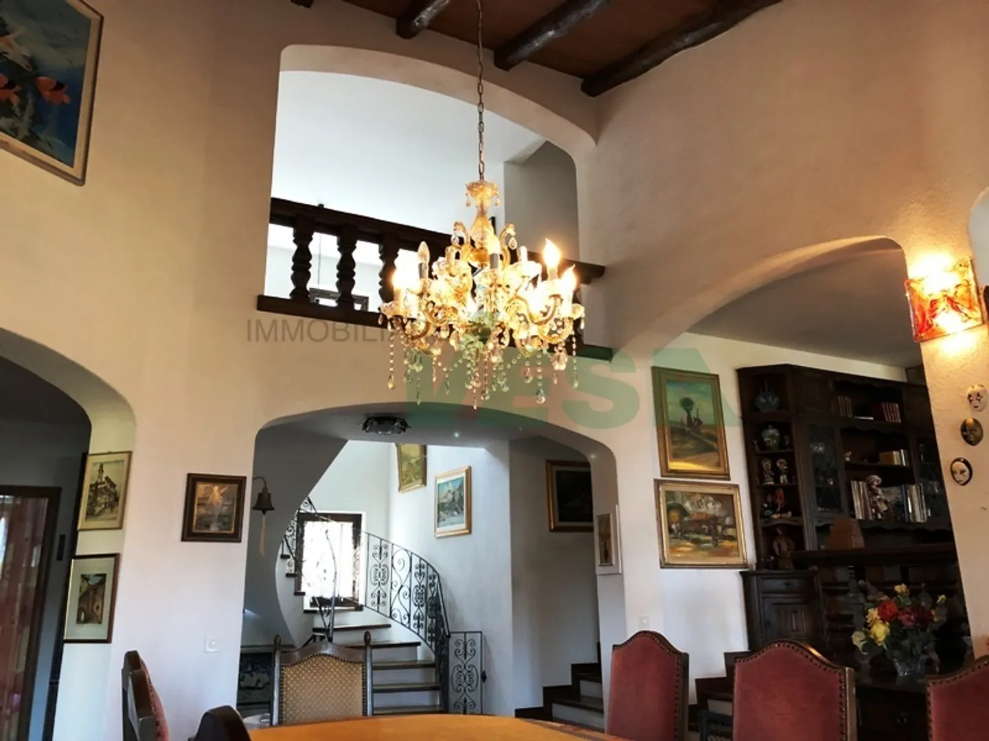 Elegante und geräumige Villa im mediterranen Stil mit großem Grundstück - Foto 3 von 9