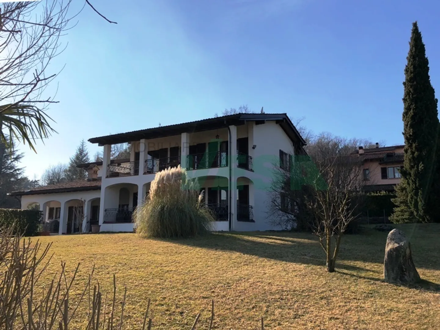Elegante und geräumige Villa im mediterranen Stil mit großem Grundstück - Foto 4 von 9