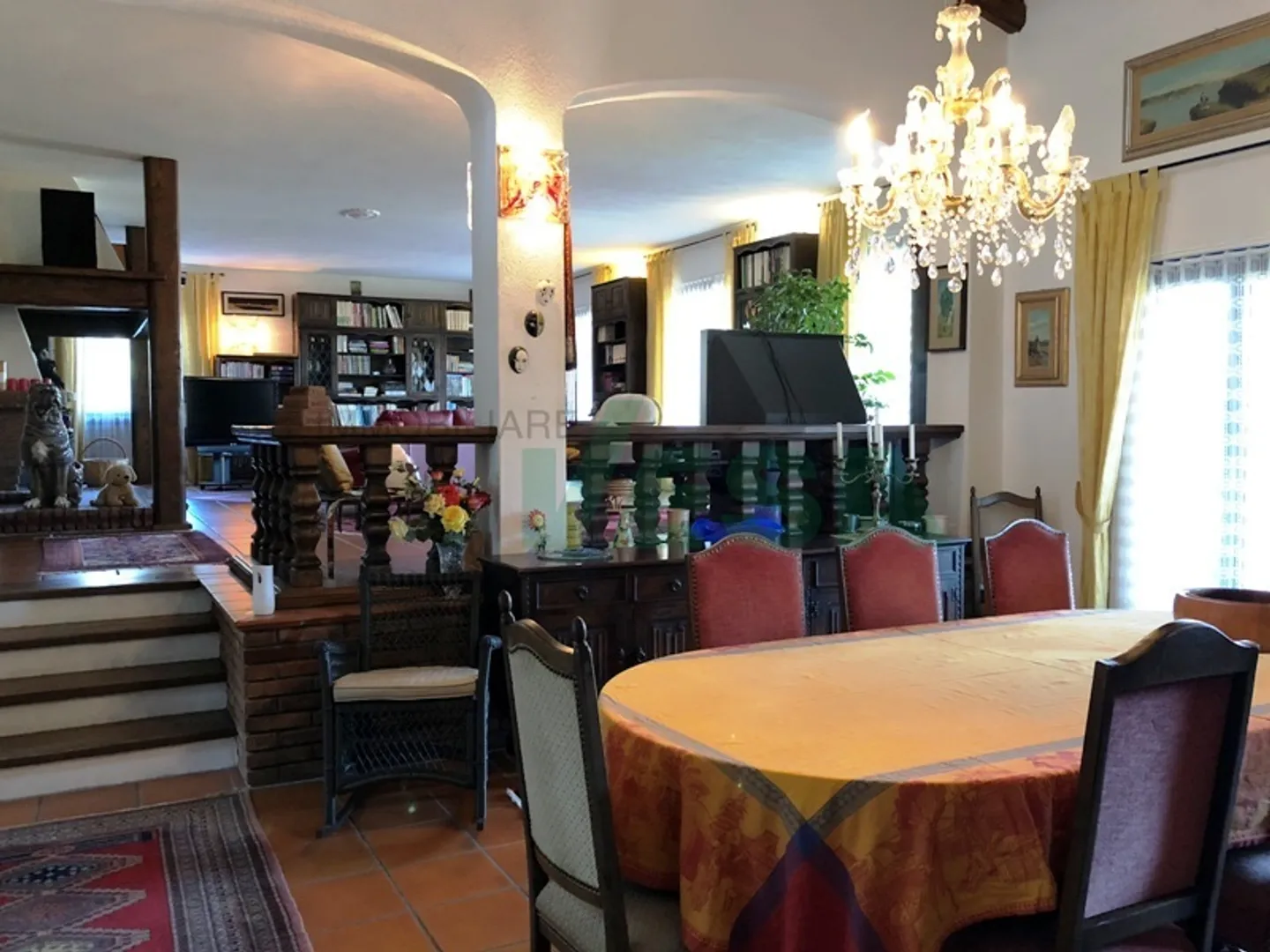 Elegante und geräumige Villa im mediterranen Stil mit großem Grundstück - Foto 5 von 9