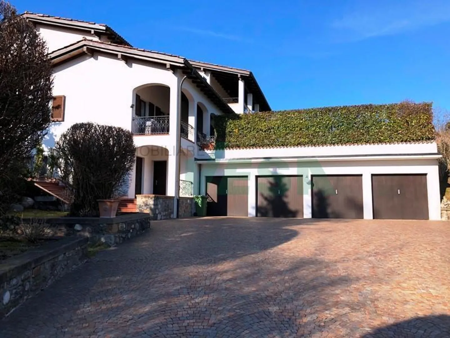 Elegante und geräumige Villa im mediterranen Stil mit großem Grundstück - Foto 8 von 9