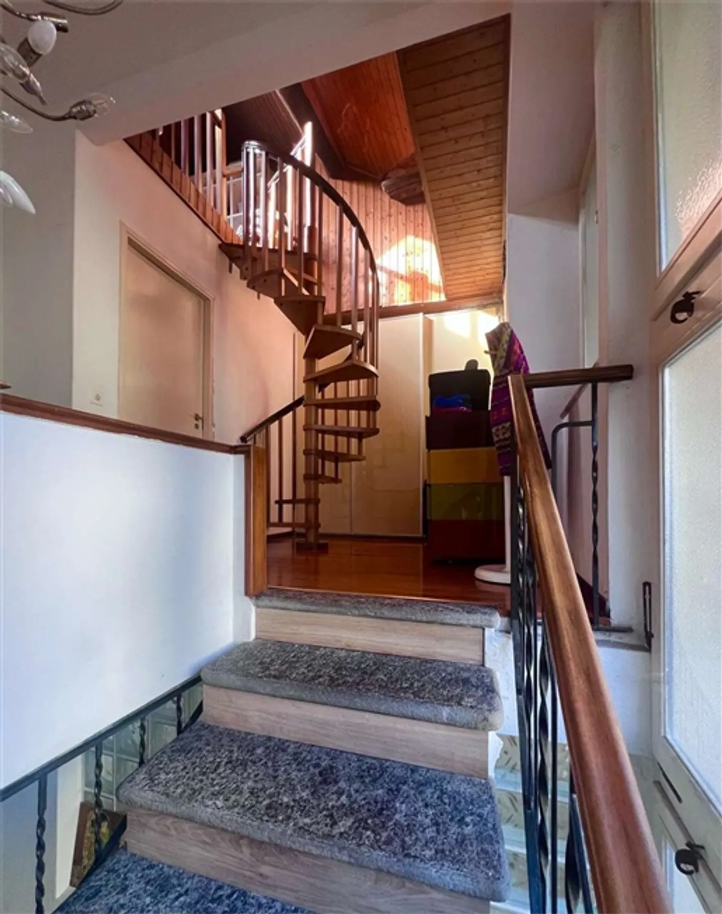 Single-family house with garden and parking space - Photo 7 of 16