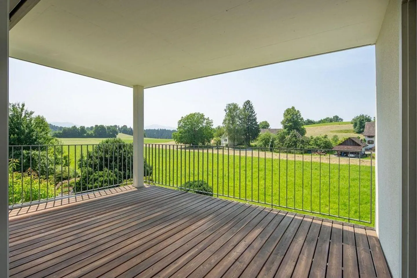 Like-new 3.5-room apartment with large balcony and view! - Photo 2 of 8