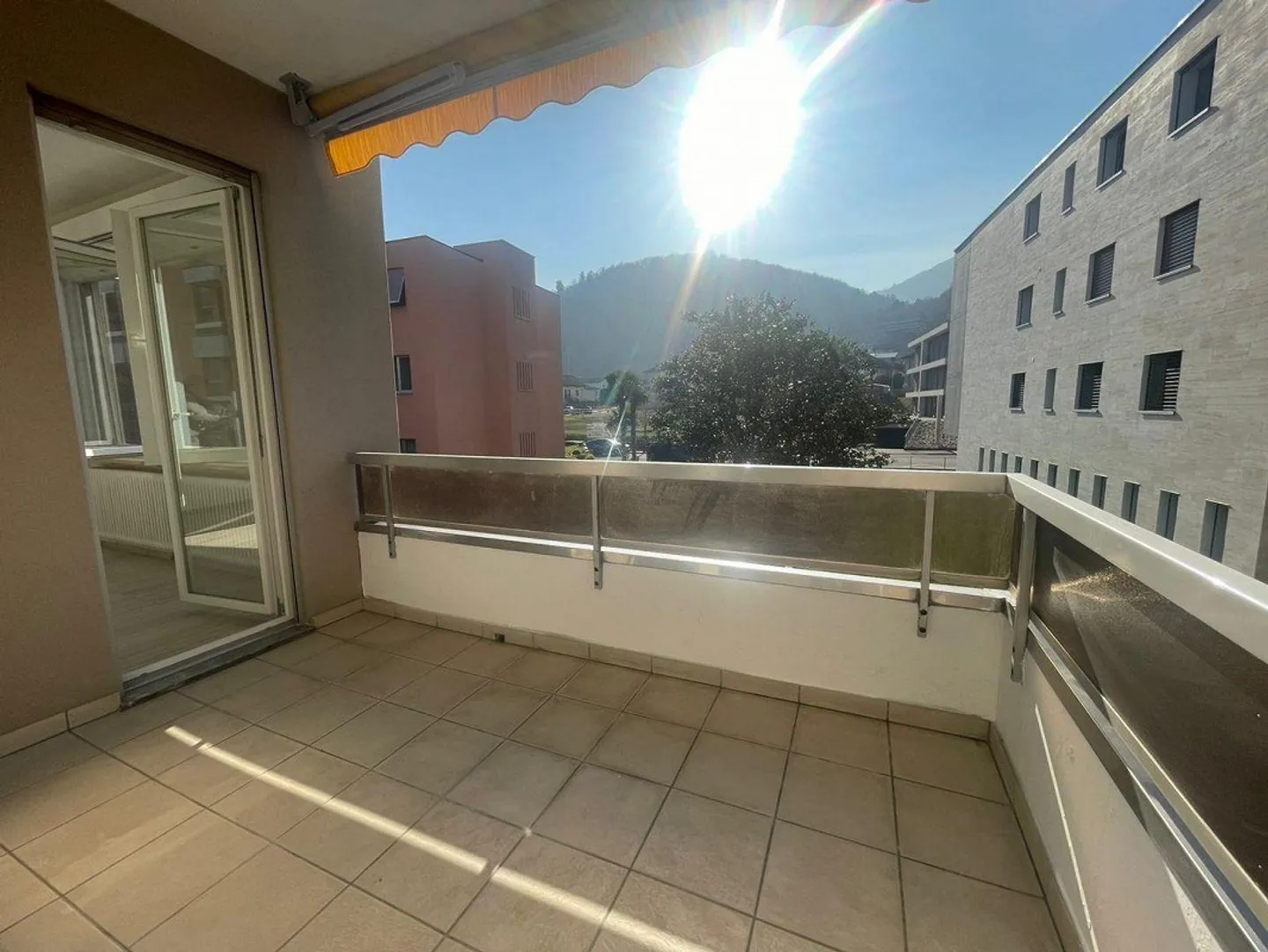 Grand appartement 2.5 pièces rénové - Photo 3 sur 6