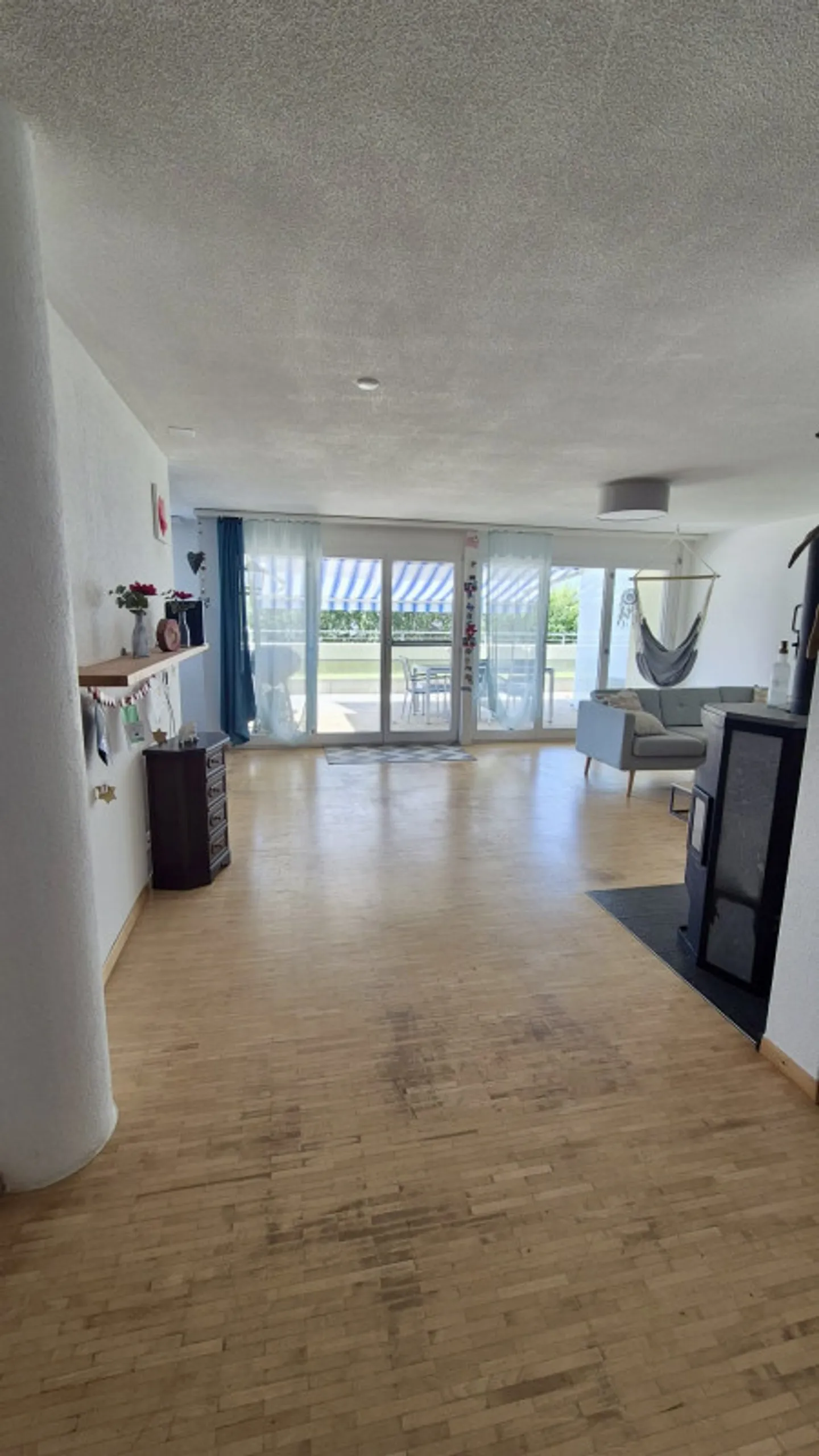 5,5-Zimmer-Wohnung im Erdgeschoss mit privatem Garten und Blick 10 Minuten von Fribourg - Foto 4 von 11