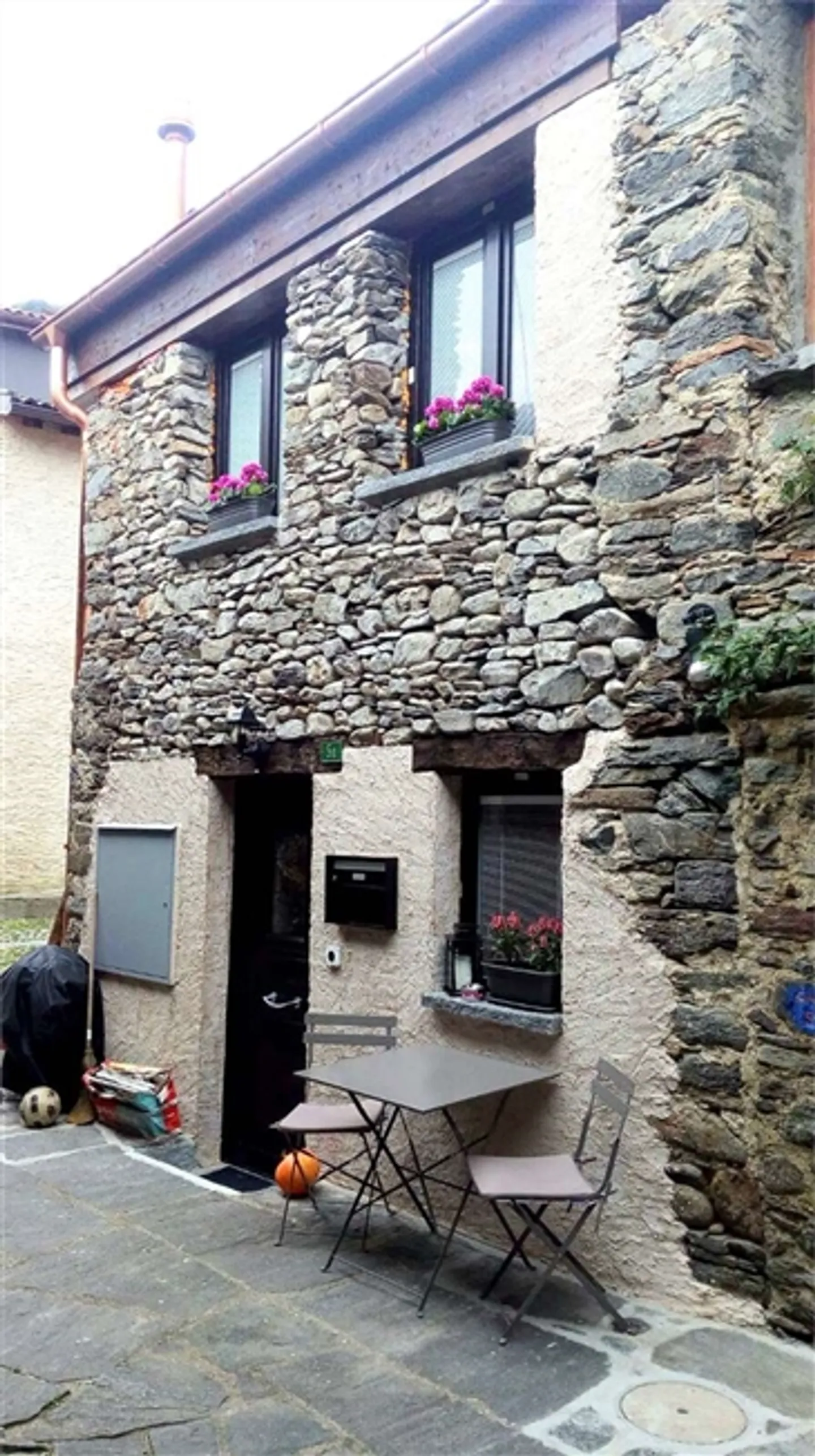 Nel vecchio villaggio, affascinanti 2,5 stanze - Foto 2 di 10