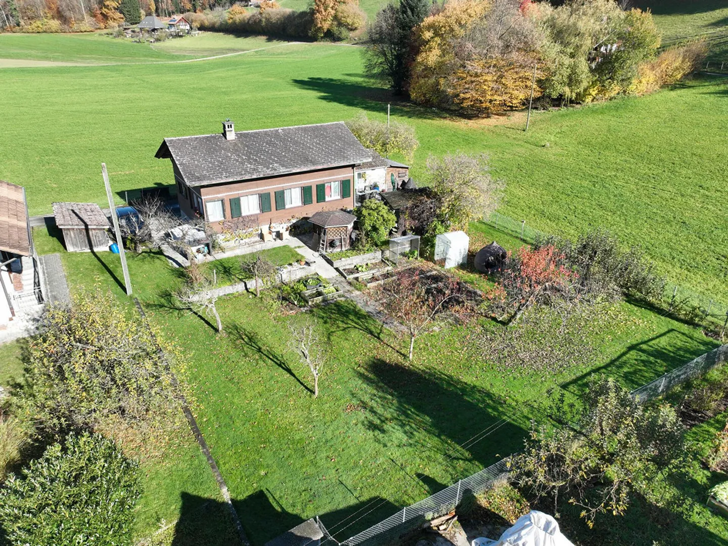 Maison calme en bordure de village avec potentiel de développement - Photo 1 sur 8