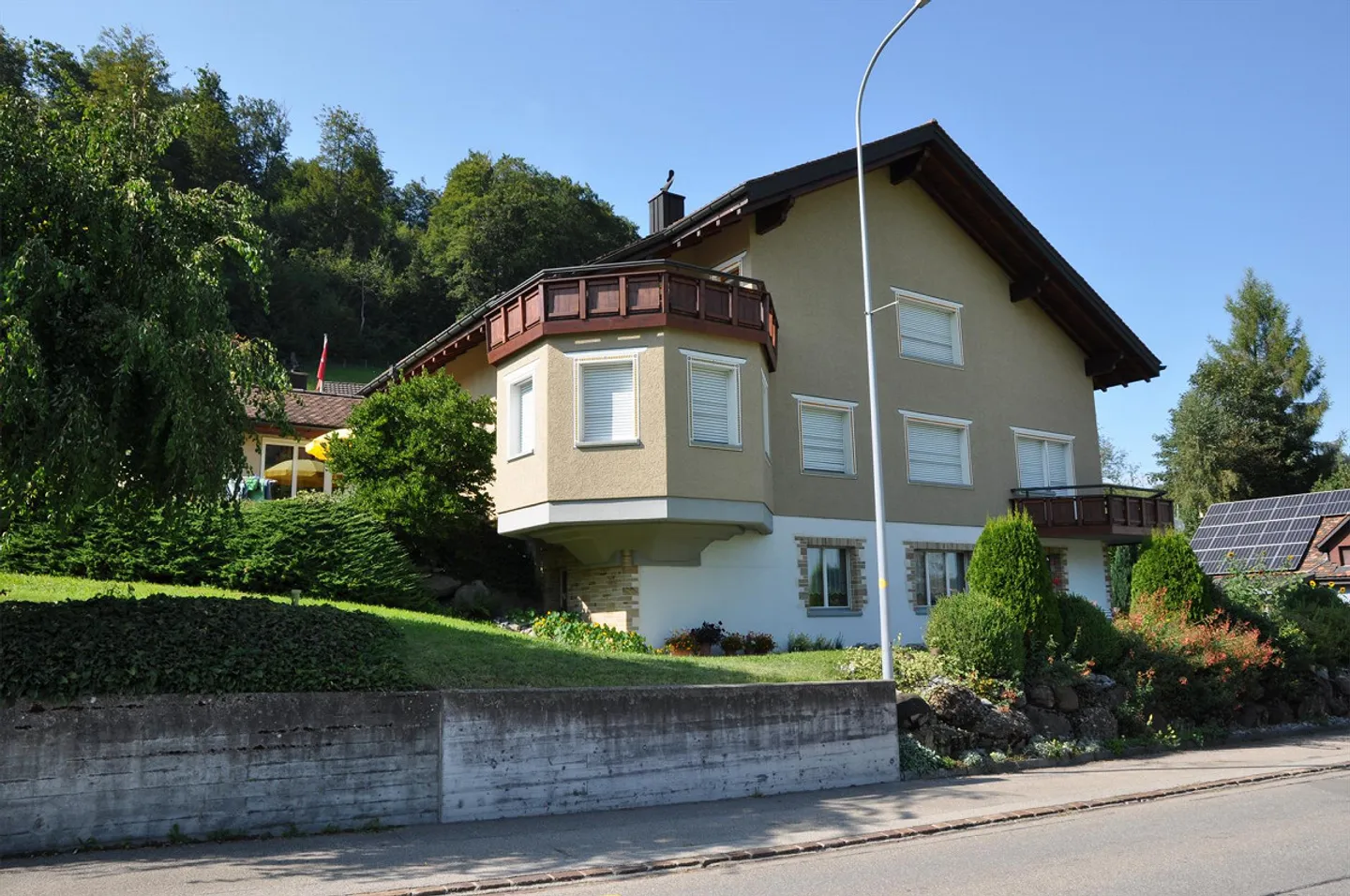 Appartamento 3.5 con molti extra in una casa a 3 famiglie - può anche essere arredato se desiderato - Foto 1 di 25