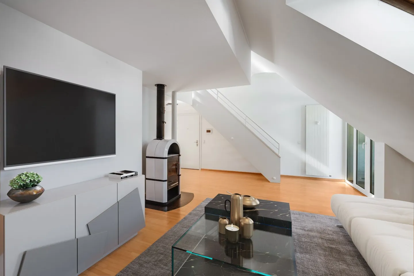 SPACIOUS PENTHOUSE IN A QUIET LOCATION - Photo 2 of 7
