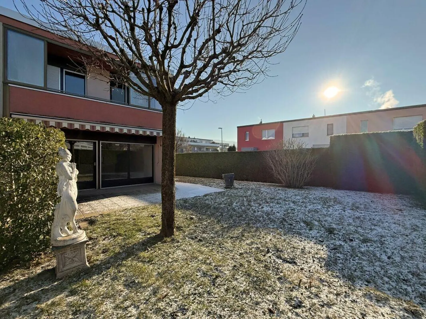 Maison de rangée d'angle dans un quartier résidentiel calme - Photo 1 sur 13