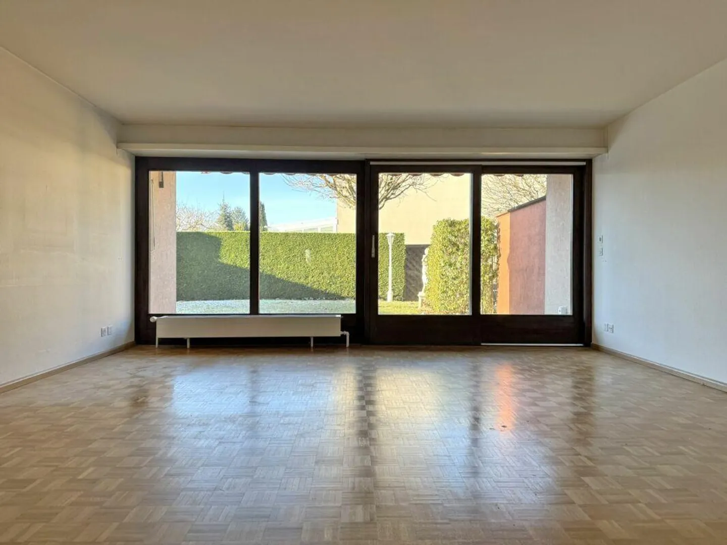 Maison de rangée d'angle dans un quartier résidentiel calme - Photo 2 sur 13