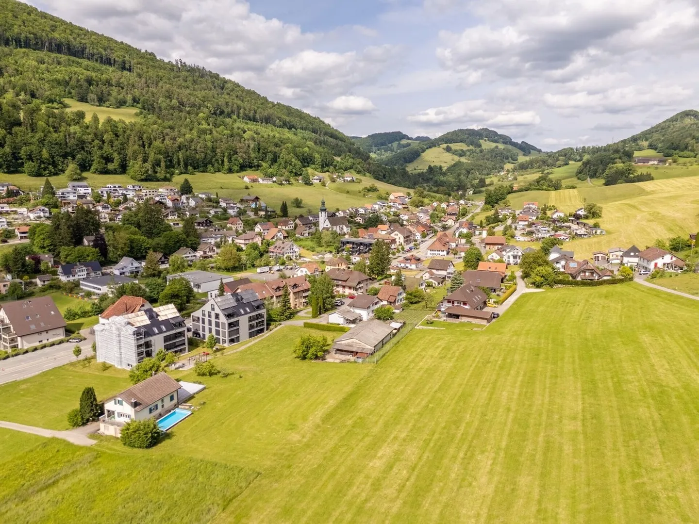 Ampio terreno edificabile di 1.943 m² con vista lontana e molte possibilità di utilizzo - Foto 1 di 13