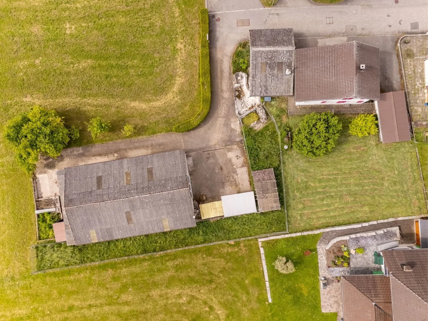 Ampio terreno edificabile di 1.943 m² con vista lontana e molte possibilità di utilizzo - Foto 3 di 13