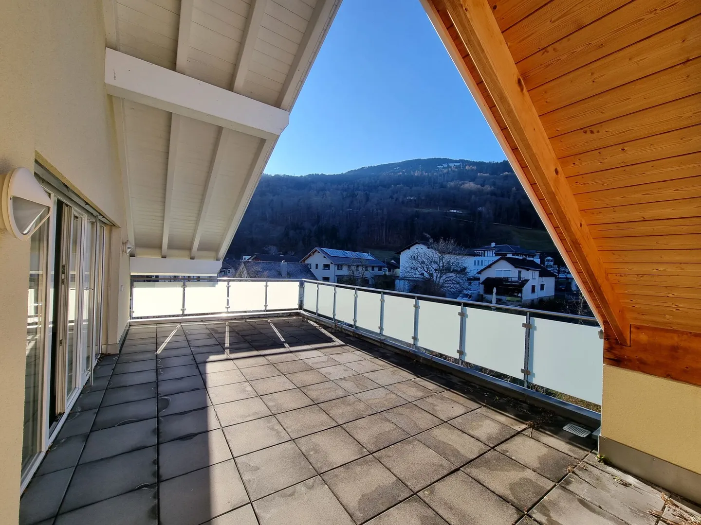 Appartement sous les combles avec grande terrasse et salle de bricolage - Photo 1 sur 11