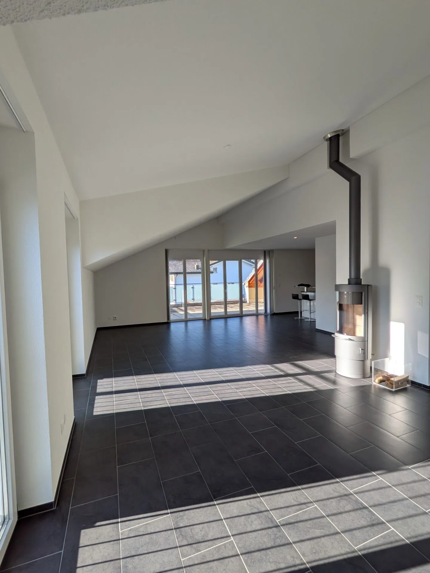 Appartement sous les combles avec grande terrasse et salle de bricolage - Photo 4 sur 11