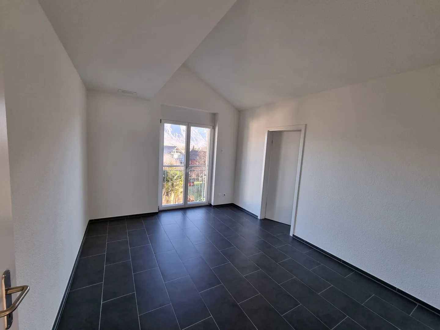 Appartement sous les combles avec grande terrasse et salle de bricolage - Photo 9 sur 11