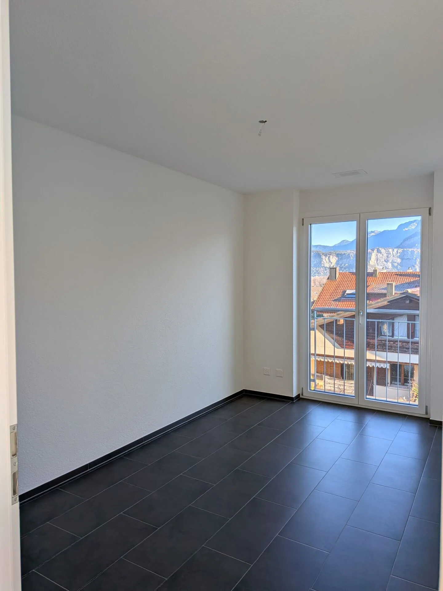 Appartement sous les combles avec grande terrasse et salle de bricolage - Photo 10 sur 11