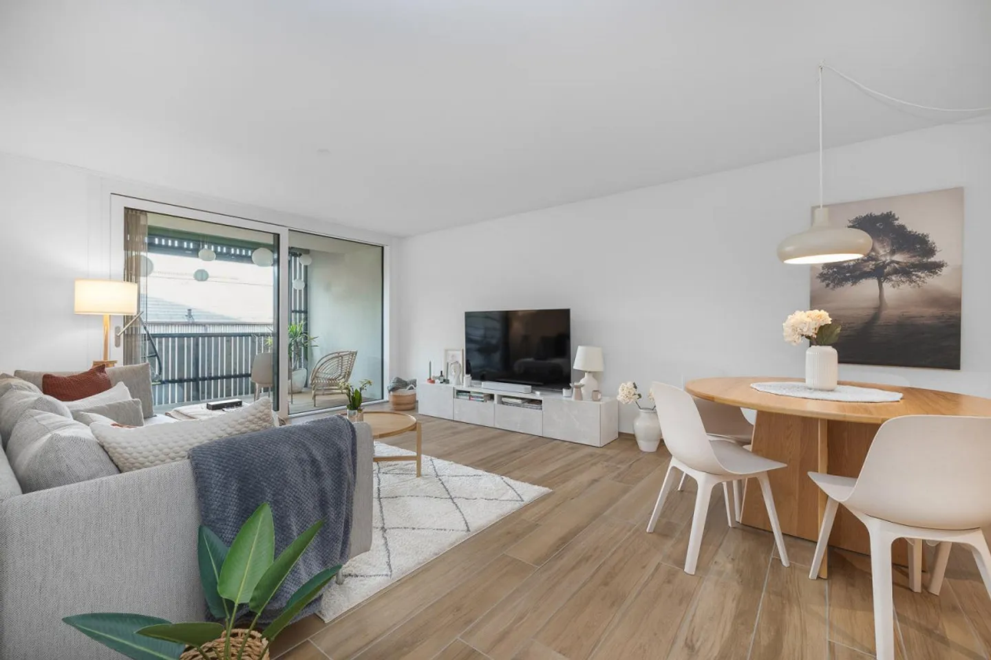 Central and modern - Photo 2 of 8