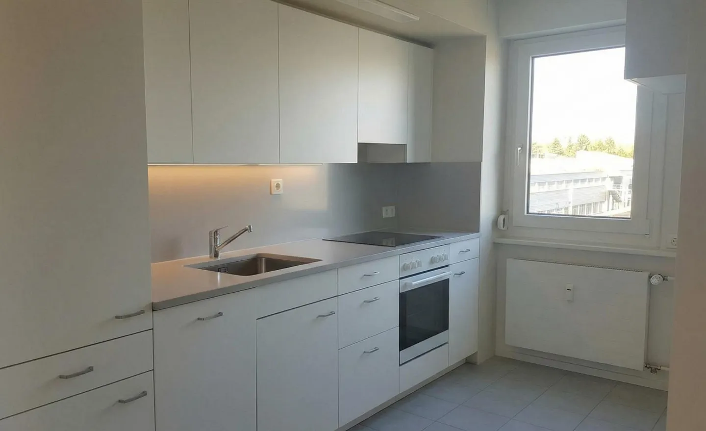 4-room apartment with balcony and 2 underground parking spaces in a quiet location - Photo 2 of 7
