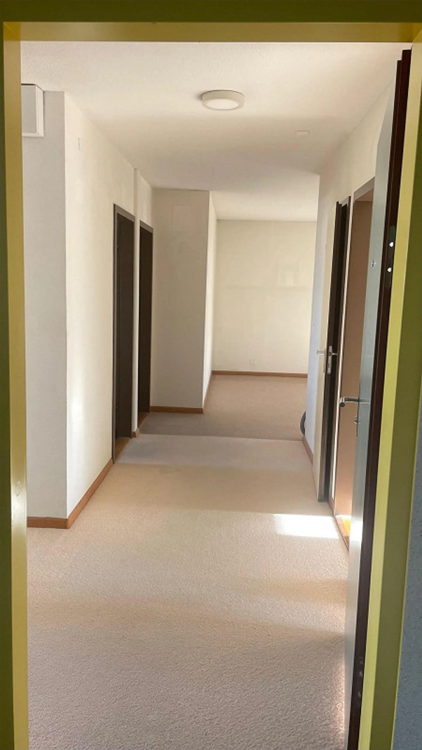 4-room apartment with balcony and 2 underground parking spaces in a quiet location - Photo 4 of 7