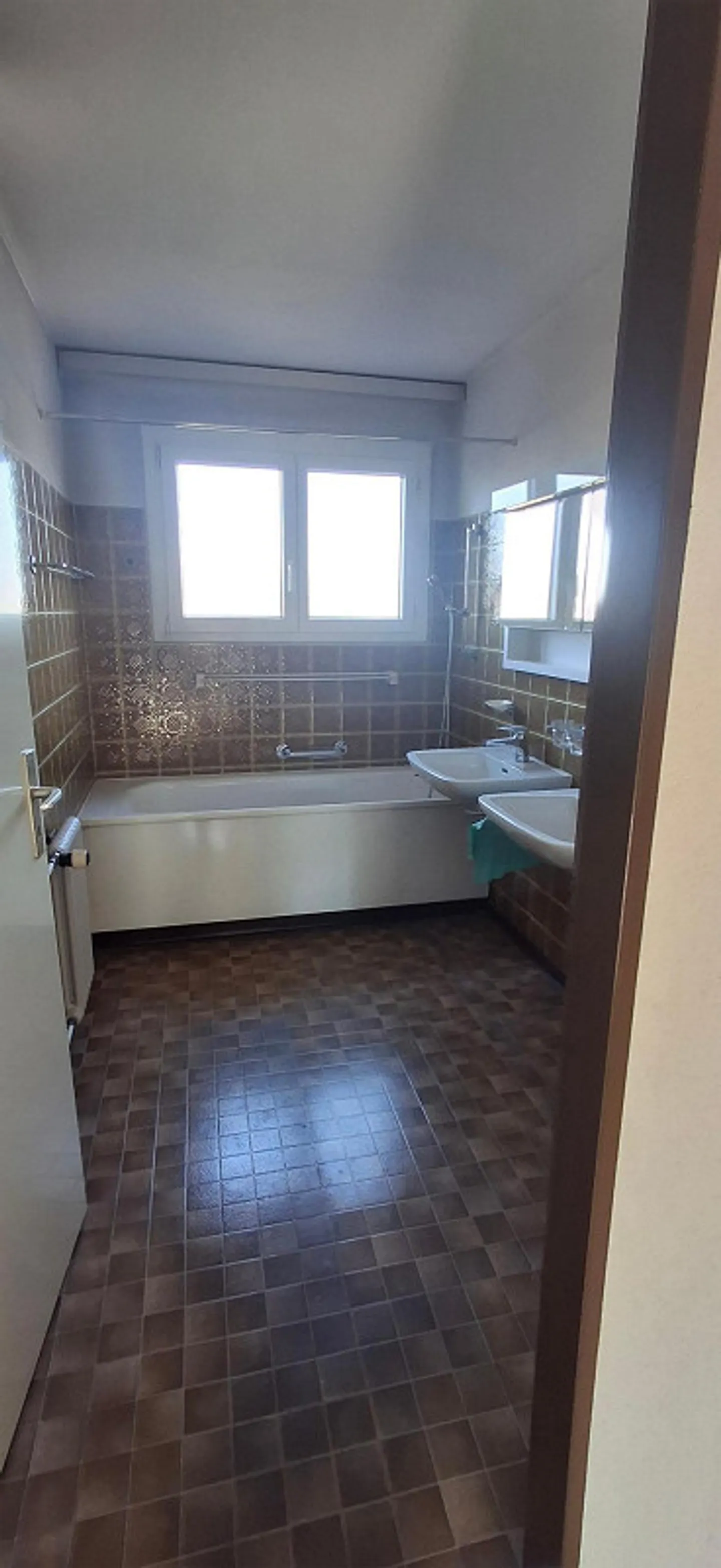 4-room apartment with balcony and 2 underground parking spaces in a quiet location - Photo 6 of 7