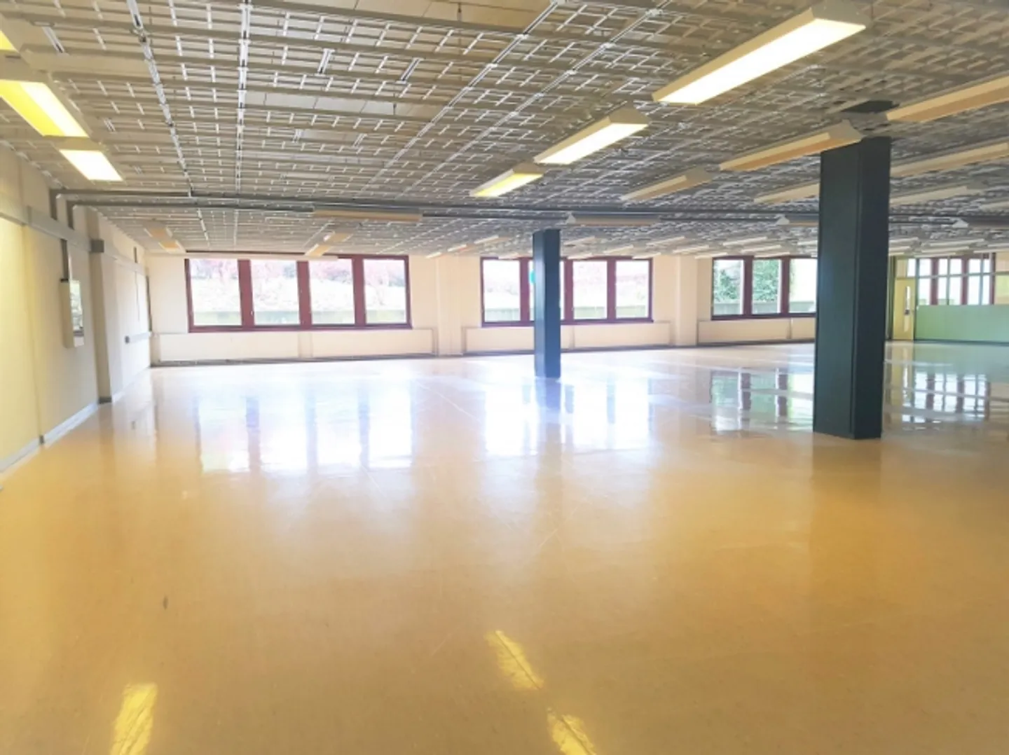 Mixed-use building for rent - Photo 3 of 3