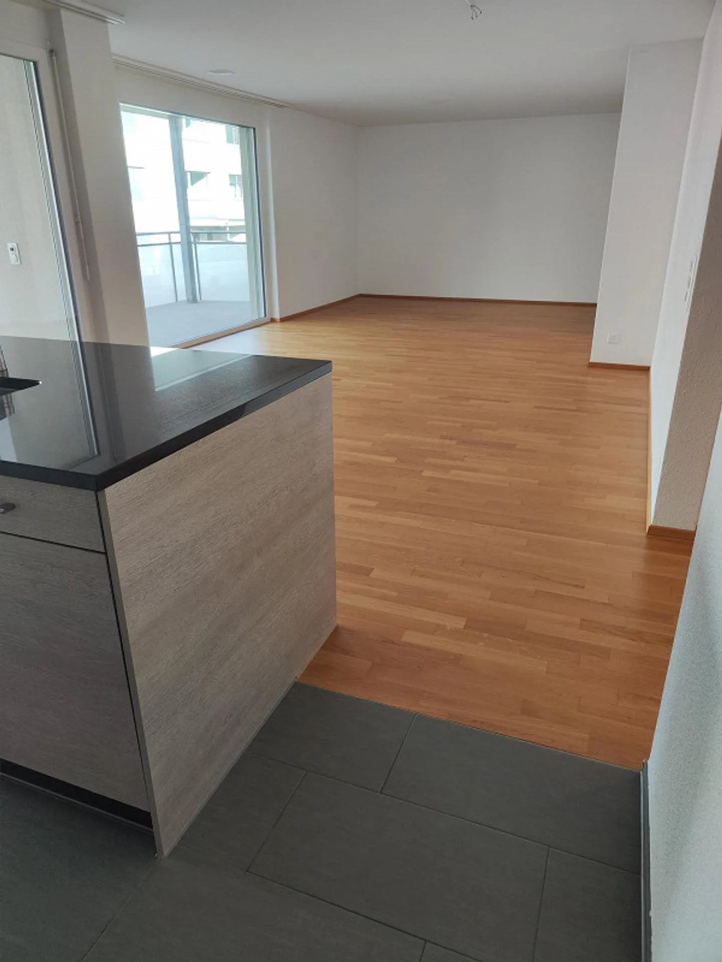 Modern 4.5-room apartment with balcony in Oberuzwil - Photo 4 of 12