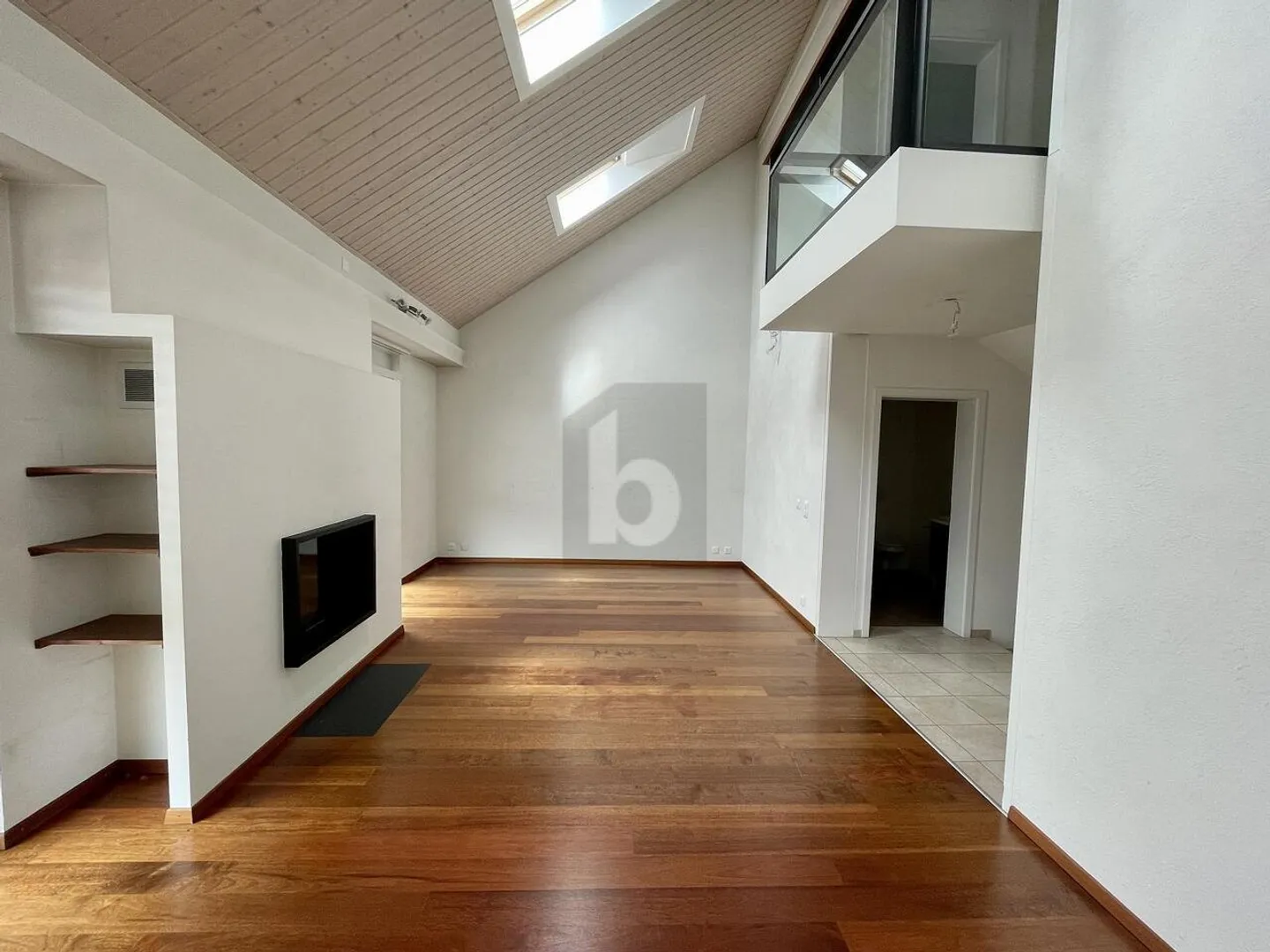 PRIX TOP! LUXUEUX SUR TROIS ÉTAGES - Photo 1 of 6
