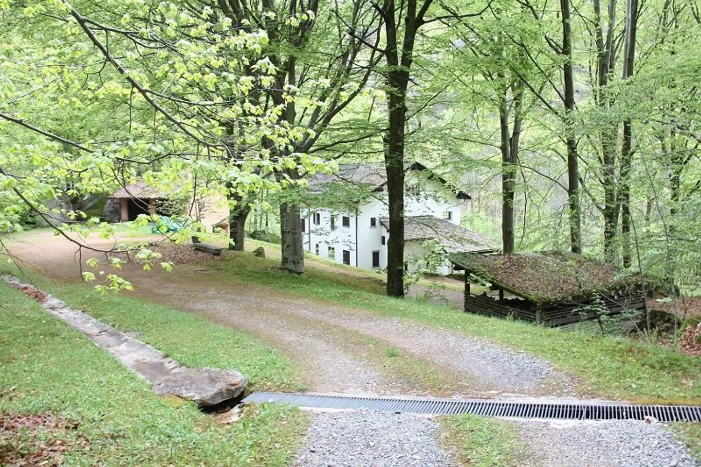 9 1/2-Zimmer-Herrschaftssitz mit grossem Umschwung / villa di 9 1/2... - Foto 2 di 12