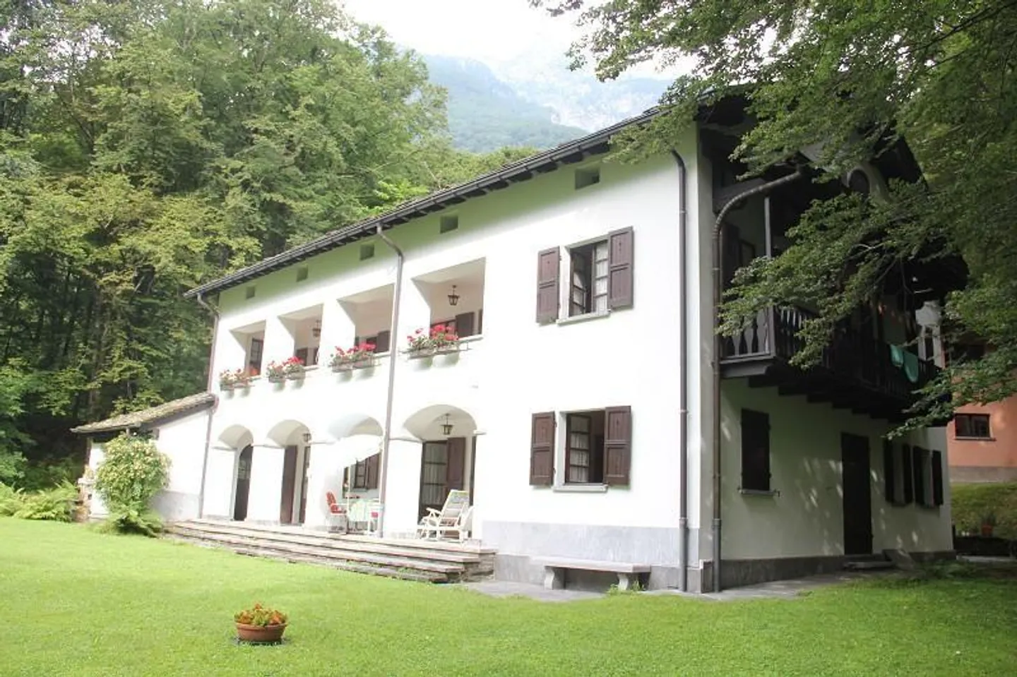 9 1/2-Zimmer-Herrschaftssitz mit grossem Umschwung / villa di 9 1/2... - Foto 4 di 12