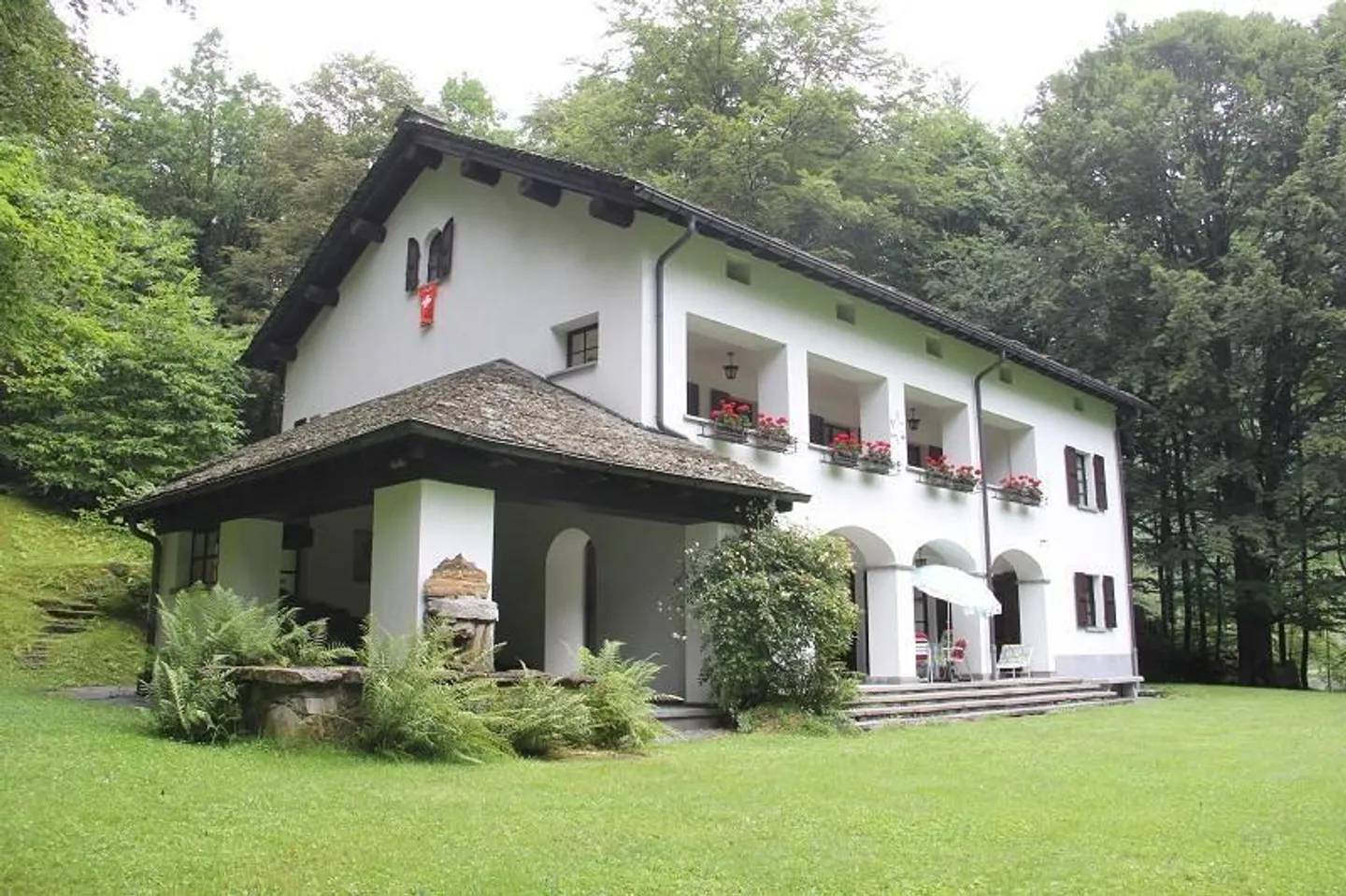 9 1/2-Zimmer-Herrschaftssitz mit grossem Umschwung / villa di 9 1/2... - Foto 9 di 12