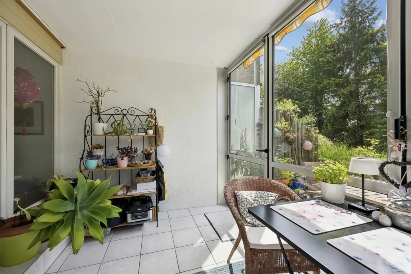 Charming Apartment near Lake - Photo 4 of 14