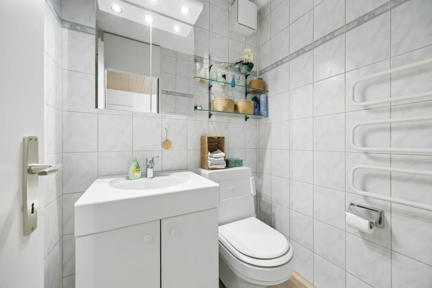 Charming Apartment near Lake - Photo 9 of 14