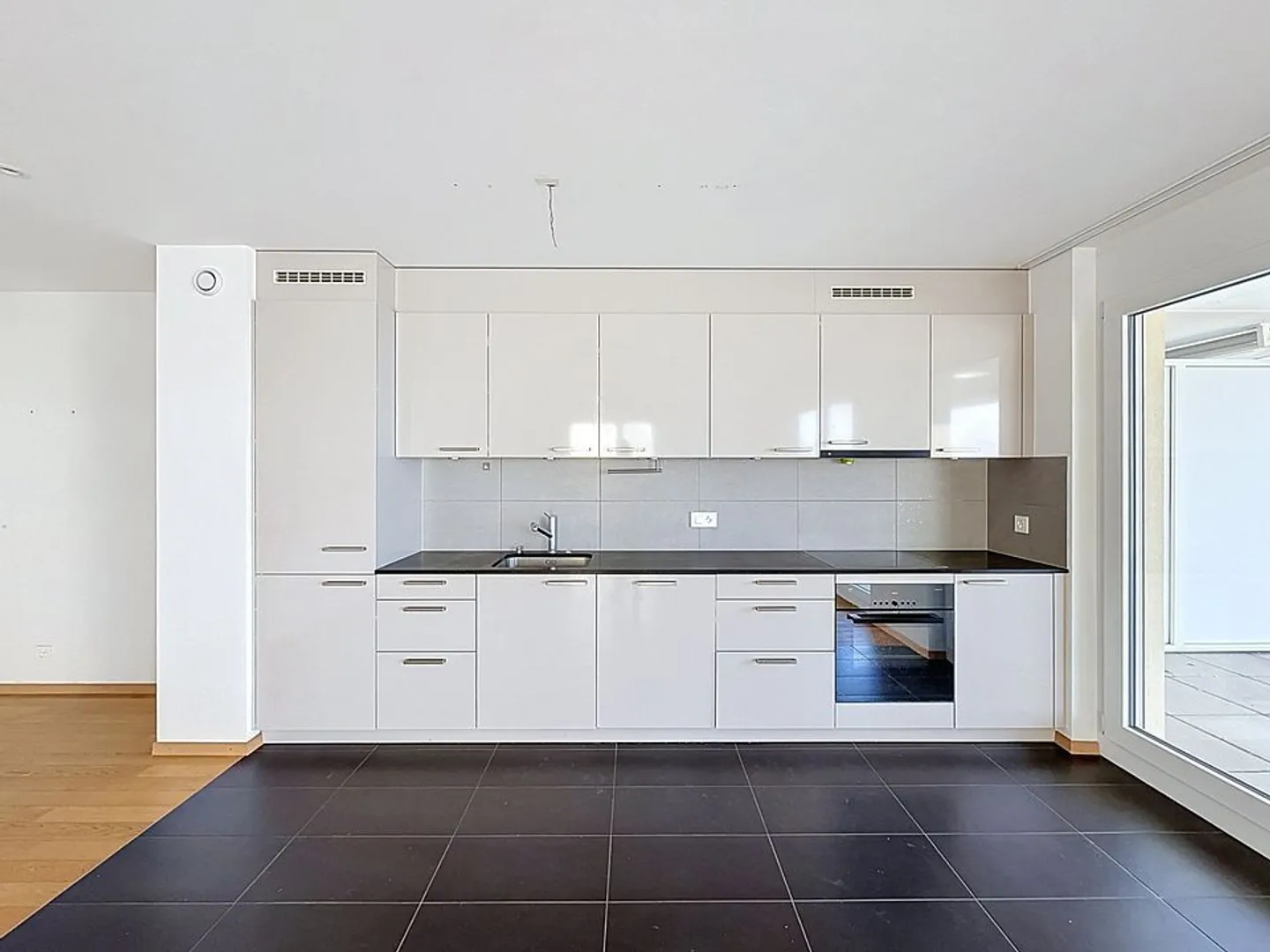 Charming Apartment with Lake View - Photo 4 of 10