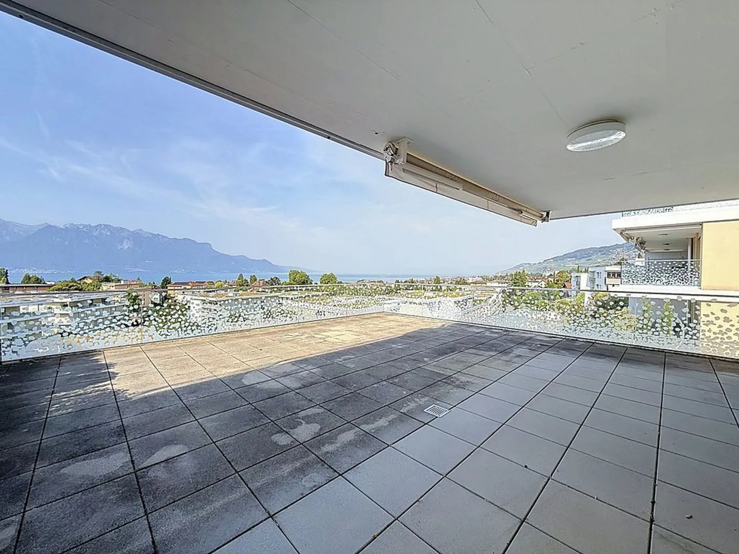 Charming Apartment with Lake View - Photo 5 of 10