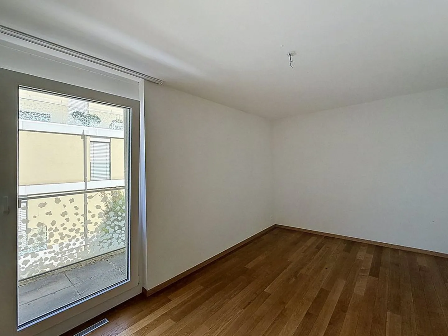 Charming Apartment with Lake View - Photo 8 of 10