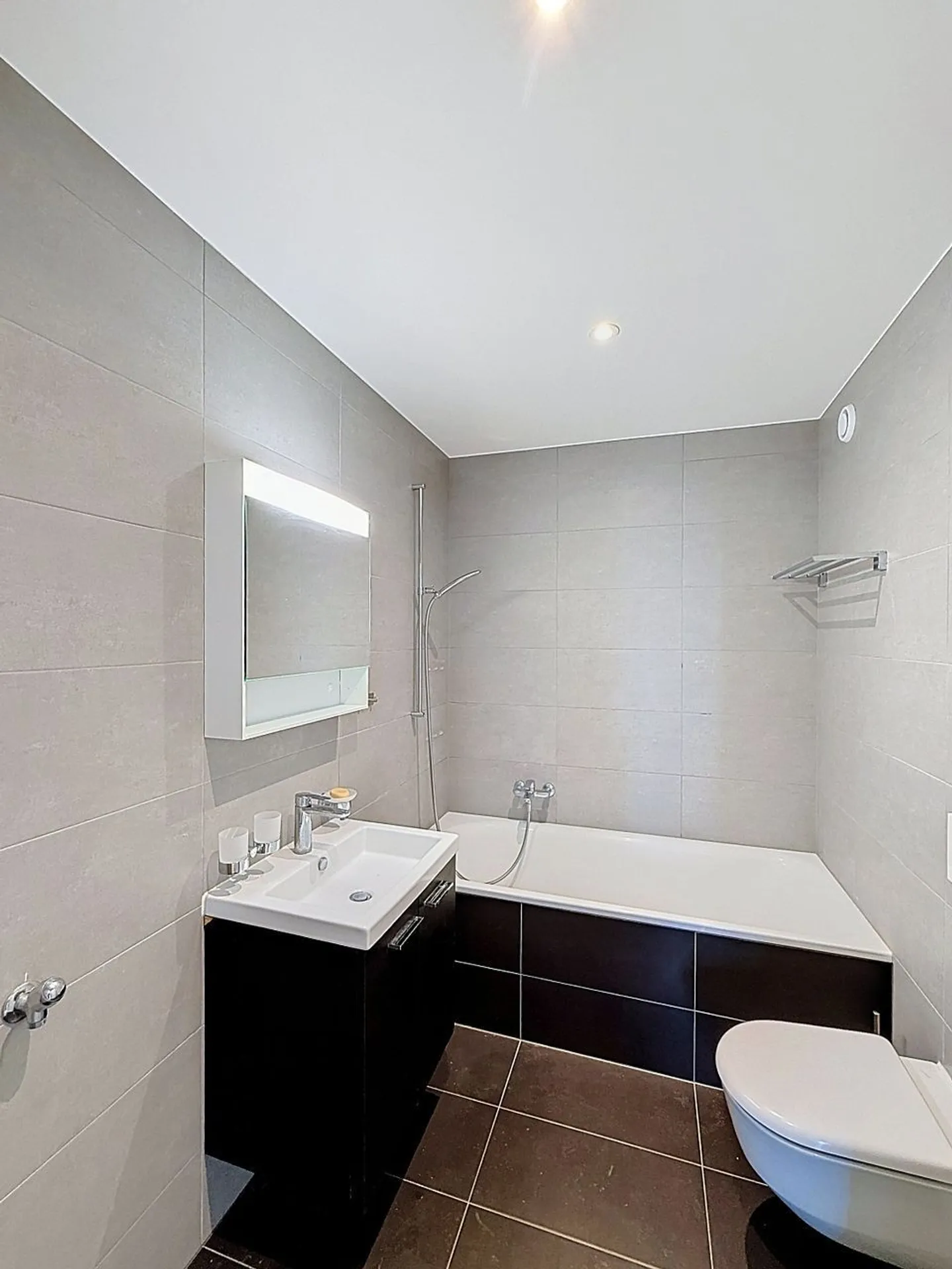 Charming Apartment with Lake View - Photo 10 of 10