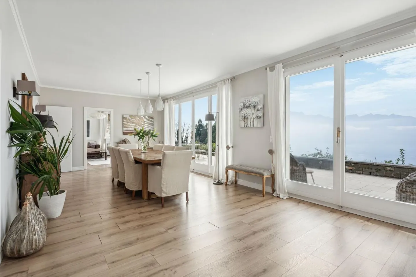 Magnificent villa with panoramic view of the lake and mountains - Photo 5 of 13