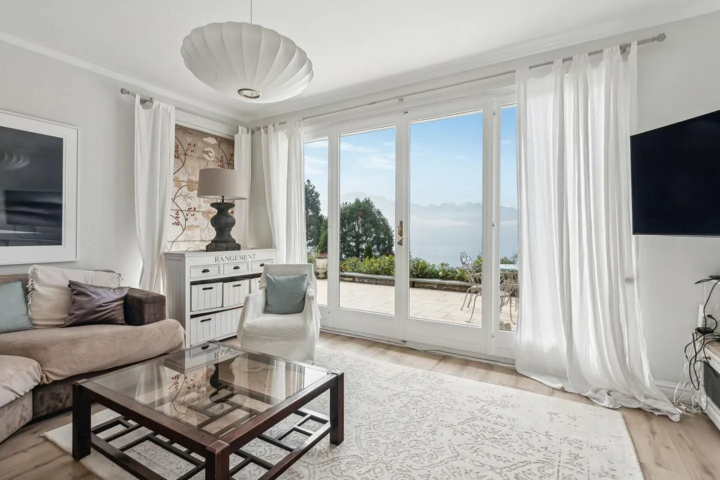 Magnificent villa with panoramic view of the lake and mountains - Photo 6 of 13