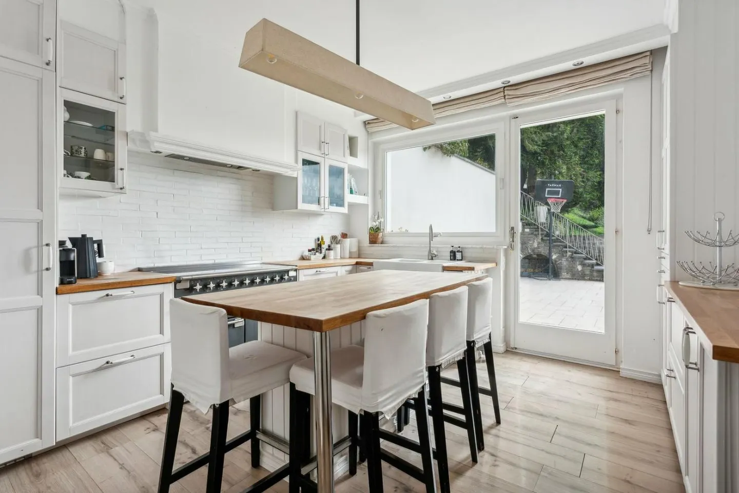 Magnificent villa with panoramic view of the lake and mountains - Photo 7 of 13