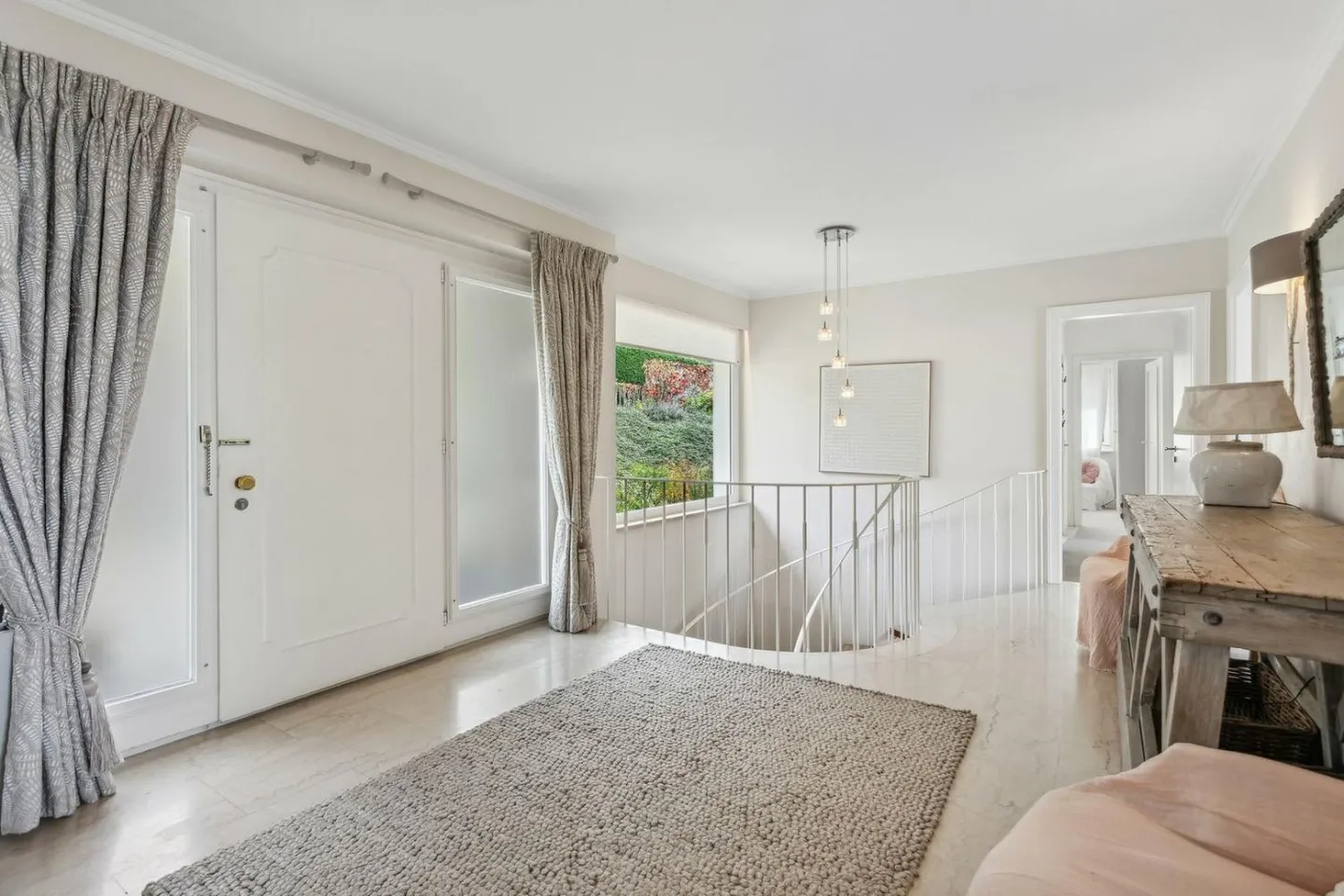 Magnificent villa with panoramic view of the lake and mountains - Photo 8 of 13