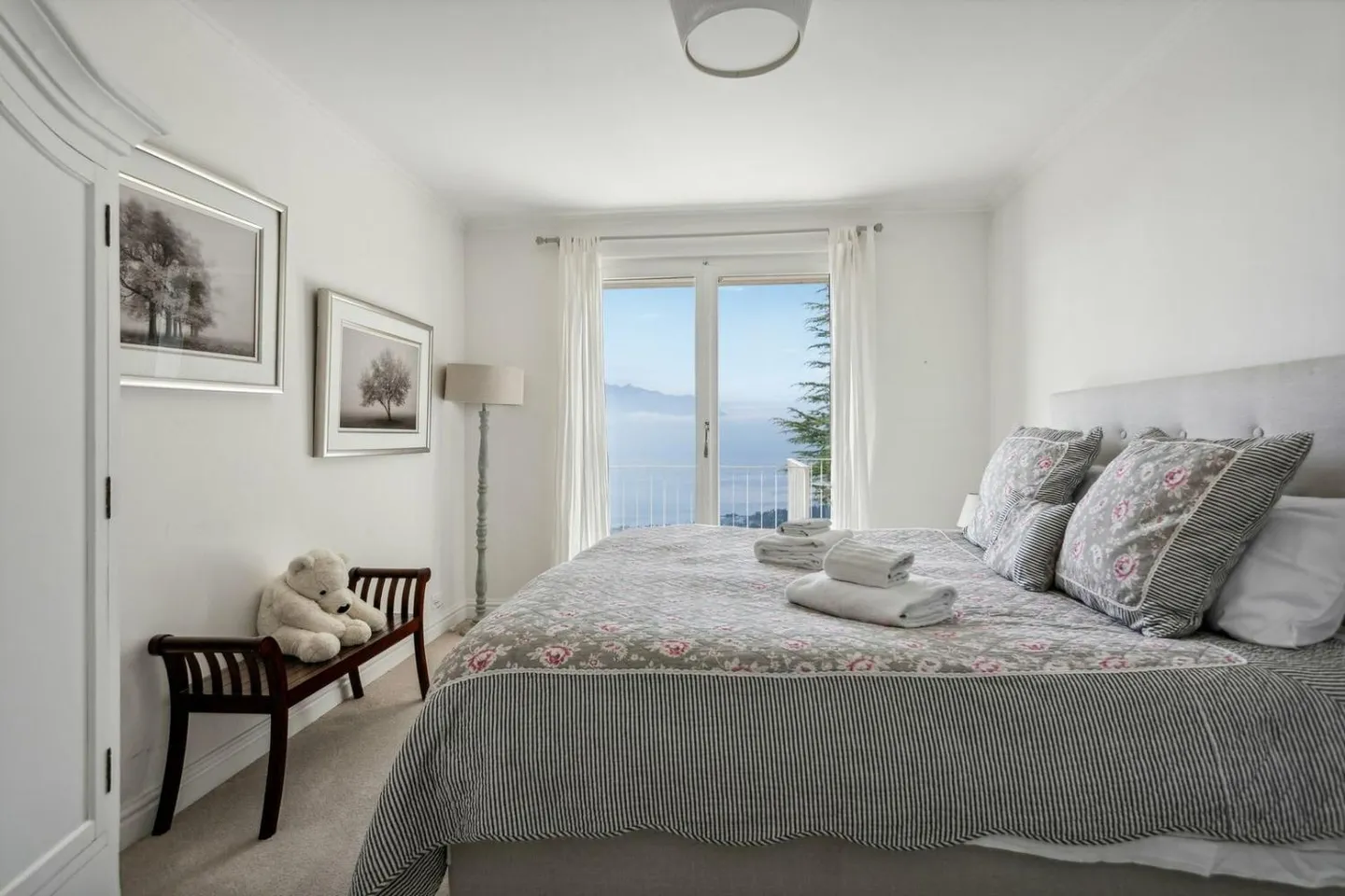 Magnificent villa with panoramic view of the lake and mountains - Photo 11 of 13