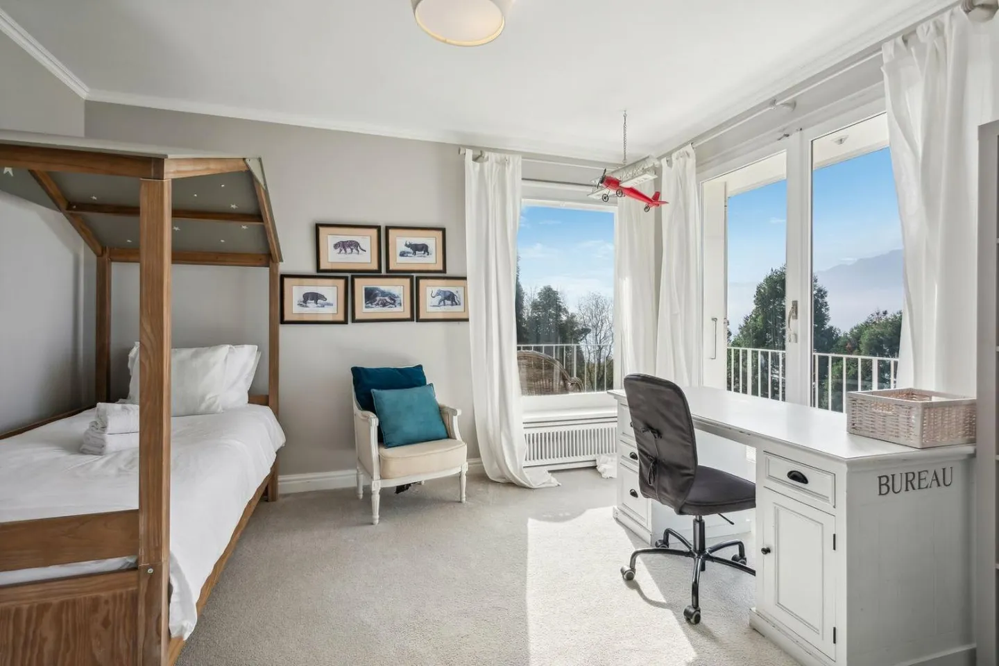 Magnificent villa with panoramic view of the lake and mountains - Photo 12 of 13