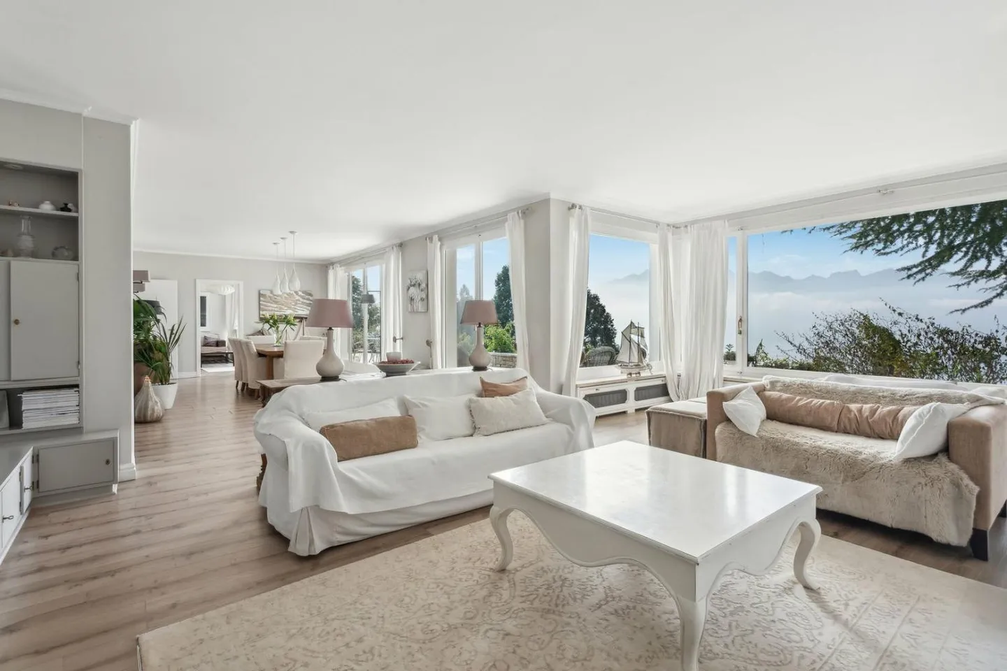 Magnificent villa with panoramic view of the lake and mountains - Photo 3 of 13