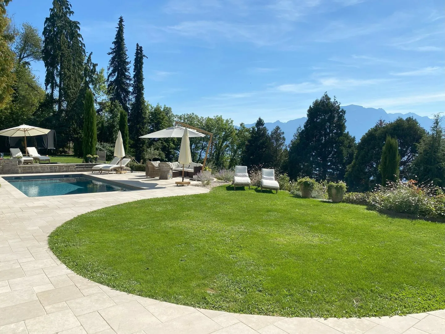 Magnificent villa with panoramic view of the lake and mountains - Photo 4 of 13