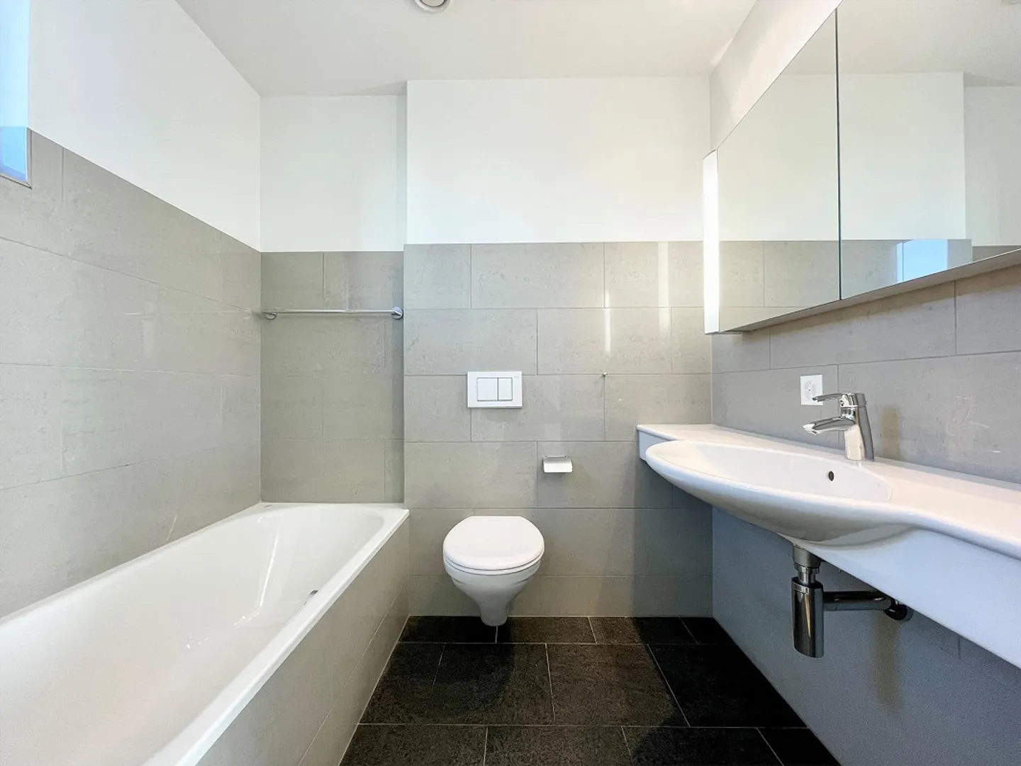 Grand appartement central de 3,5 pièces de 94 m2 au standard de propriété - Photo 2 sur 13